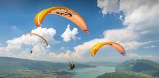 Parapente au-dessus du lac d'Annecy