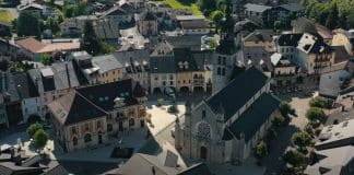 vue aérienne sur le centre-ville de Thônes