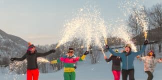 groupe d'amis qui fête le Nouvel An