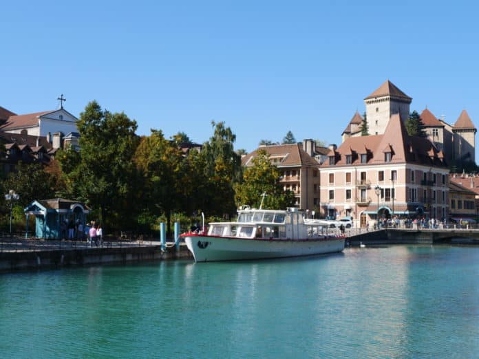 Faire une croisière sur le lac d'Annecy