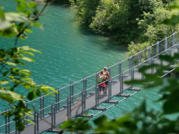 Lac de Saint-Guérin et sa passerelle himalayenne