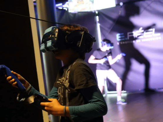 Personne qui fait une partie en réalité virtuelle