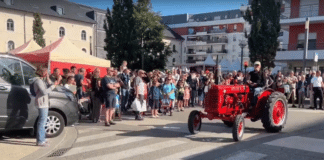 ancien tracteur rouge foire agricole rumilly