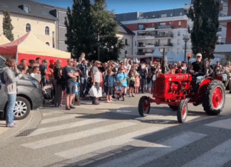 ancien tracteur rouge foire agricole rumilly