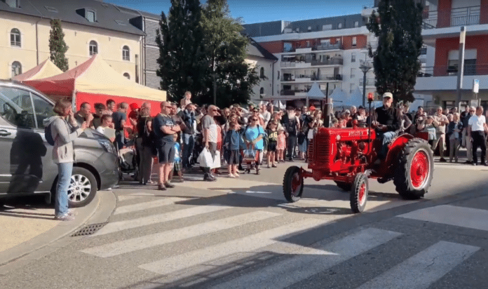 ancien tracteur rouge foire agricole rumilly